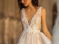 Este tierno vestido de novia tiene un diseño minimalista e interesante. 😍✨  Su lindo corte en forma de V acentúan tu escote, para terminar en una frondosa falda que se convierte en una hermosa cola en la parte posterior...  Así es MAY, una de las referencias que forman parte de nuestra nueva colección #TGnovias  . . .  #bodas #novias #vestidosdenovia #dreamdress #weddingdress #boda #medellin #vestidodenoiva #bridal #bridallook #casamiento #weddingmoments #colombia #noviasmiami #noviasmedellín #bodasmedellin #noviafeliz #noviasmedellin #matrimonioscolombia #envigado #elretiro