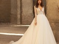 Cler by @evalendel es un vestido de novia clásico de corte A, con escote en V y manga larga. ✨  Tiene un hermoso corsé decorado con un encaje brillante y una falda de tul que encajan a la perfección 😍  ✔️ Agenda tu cita, este puede ser el vestido de tus sueños!  . . .  #bodas #novias #vestidosdenovia #dreamdress #weddingdress #boda #medellin #vestidodenoiva #bridal #bridallook #casamiento #weddingmoments #colombia #noviasmiami #noviasmedellín #bodasmedellin #noviafeliz #noviasmedellin #matrimonioscolombia #envigado #elretiro