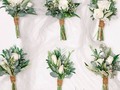 El boutonnière del novio es un complemento nupcial imprescindible para muchos, por lo que seguramente querrás que forme parte del outfit de tu gran día 😍💐  Por tradición este lindo prendedor suele ser una réplica pequeñita del ramo de la novia.  ¿Te gustaría que tu novio llevara un boutonniere? 💕  . . .  #bodas #novias #vestidosdenovia #dreamdress #weddingdress #boda #medellin #vestidodenoiva #bridal #bridallook #casamiento #weddingmoments #colombia #noviasmiami #noviasmedellín #bodasmedellin #noviafeliz #noviasmedellin #matrimonioscolombia #envigado #elretiro