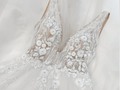 Esta hermosa referencia es de la colección Bohemian Flower de @evalendel. ✨  Este vestido presenta un espectacular escote en V con un corpiño cubierto de hermosos diseños florales en 3D y acentuados con cristales, perlas y lentejuelas, que caen en cascada por la falda en forma de A para recrear un espléndido un look romántico. 😍  ✔️ Reserva tu cita y encuentra tu vestido soñado en #TGNovias 👰🏻  . . .  #bodas #novias #vestidosdenovia #dreamdress #weddingdress #boda #medellin #vestidodenoiva #bridal #bridallook #casamiento #weddingmoments #colombia #noviasmiami #noviasmedellín #bodasmedellin #noviafeliz #noviasmedellin #matrimonioscolombia #envigado #elretiro
