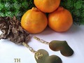 🍊💲💘. . .  Hubo una vez por allá por el siglo III, en los tiempos del Emperador Claudio, un sacerdote que se llamaba 🤔. Pensándolo mejor, ya a estás horas del Día deben estar saturados de Valentines, Corazones, rosas, chocolates y frases de amor 🤦🤷, y como esta es una de las festividades más comercializadas en el mundo (14 de febrero Día de la amistad y el amor), voy hablarles de la "Economía Naranja". . La Economía Naranja se basa en la creatividad, la cultura y la Innovación como insumos para la creación de bienes y servicios capaces de generar impacto social y económico. . . Para el Venezolano la creatividad no es una opcion, sino un modo de vida. Diariamente resistimos en nuestro medio a través del desarrollo de nuestra creatividad. . . El Venezolano siempre tiene una idea, siempre tiene una salida, un talento que desarrollar, un negocio que montar. . En el 2013 el Banco Interamericano de Desarrollo,de la mano de los autores Felipe Buitrago e Iván Duque, definieron este tipo de Eonomía Creativa,como "Economía Naranja". . . . #CosasDeThalma #ThalmaYSusCosas  #EconomiaNaranja #SanValentin  #JewelryMarketing  #JoyasQueEmocionan  #SerDiferenteEstaDeModa #MadeInVenezuela