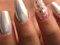 El maravilloso efecto aurora sobre uñas acrílicas blancas y glitter encapsulado  #soñadas ❤