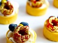 Una fotico de cerca de nuestras ricas tartaletas de frutas 🤩   Tenemos gran variedad de sabores ñ, contáctanos para más info🤍