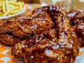 Pídelas a domicilio, no te quedes sin degustar las mejores alitas de pollo de la ciudad con @wingspf⁣ ⁣⁣🍗🤤🤘 Llama al 📲0412-0617938/ 0414-6881217 ⁣⁣  #SaborParaVolar #WingsPf #FastFood #Hamburguesas #Bbq #PapasFritas #PuntoFijo #Alitas #CotufasDePollo #Delivery #QuedateEnCasa #Publicidad #Bacon #ChickenWings