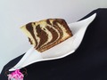 ¿ Con que acompañarías está deliciosa torta marmoleada estilo cebra ? ✅☕ Con un rico café ✅🍹 Con un jueguito de naranja ✅🍶con un vasito de leche O simplemente con una malta bien fría 😁. Indudablemente sola o acompañada es un buena opción para merendar. Consulta nuestros precios al 📲 +584244646690. 👩 Yo la acompañaré con una frescolita 🙌😀 Somos #MDCvzla #AmorAlPrimerBocado😘  #Tortas #TortasGuacara #Tortasvalencia #TortaTipoCebra #TortaMarmoleada