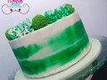 Cake Flash ⚡ . . Si y aunque no le vean el logo esta es una de esas Cake que se hace sin previo aviso, sin tiempo suficiente, en la que se ponen a prueba tu agilidad y capacidad para resolver cualquier inconveniente tomándole solo un par de fotos 📸 (porque nós encanta tomarle miles para decidir por 2 o 3 😄 y en la que logramos que el cliente obtenga una buena torta de sabor y estética que en otro lugar dudo que se la hagan (por el tiempo) 🙄 . . PD. Una Cake mínimo se tarda 2:30hrs para su elaboración y decoración si es una torta muy sencilla con merengue y hasta 8hrs según su complejidad, así que éste trabajo no es soplar y hacer botellas 🍾 . . . #miercoles #cakebuttercream #trufas #TortasGuacara #TortasCarabobo #TortasValencia #valenciatortas #EventosValencia #EventosCarabobo #TortasDecoradas #cakedesing #sugarart #Tortasmidulcecamino #Amoralprimerbocado😘 #MDCVzla