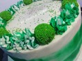 Cake Flash ⚡ . . Si y aunque no le vean el logo esta es una de esas Cake que se hace sin previo aviso, sin tiempo suficiente, en la que se ponen a prueba tu agilidad y capacidad para resolver cualquier inconveniente tomándole solo un par de fotos 📸 (porque nós encanta tomarle miles para decidir por 2 o 3 😄 y en la que logramos que el cliente obtenga una buena torta de sabor y estética que en otro lugar dudo que se la hagan (por el tiempo) 🙄 . . PD. Una Cake mínimo se tarda 2:30hrs para su elaboración y decoración si es una torta muy sencilla con merengue y hasta 8hrs según su complejidad, así que éste trabajo no es soplar y hacer botellas 🍾 . . . #miercoles #cakebuttercream #trufas #TortasGuacara #TortasCarabobo #TortasValencia #valenciatortas #EventosValencia #EventosCarabobo #TortasDecoradas #cakedesing #sugarart #Tortasmidulcecamino #Amoralprimerbocado😘 #MDCVzla