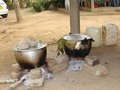 #FotoDelDia  Cocinando en el suelo. Así sucede en cualquier lugar de Córdoba y la región Caribe. Ya la comida está, noten se acabó leña. Está lista para servir. Fotografía tomada en la zona rural de Cereté. #JuanTravesias #Cordoba #Colombia #RegionCaribe #MedioSinu #Igers_Colombia #puebliandoando #photooftheday #photografy #Colombiagram #olla #fogon #comidatipica #cocina #instafood #food #gastronomia #almuerzo #RioSinu #puebliandoando