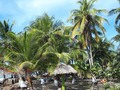 Río en Medio  Es una vereda del corregimiento de Broqueles en Moñitos.  Es una sitio maravilloso que ofrece un turismo para desconectarse y escapar del bullicio de la ciudad.  Hay pintorescas cabañas para alquilar y disfrutar del mar Caribe. Recorrer sus senderos rodeados de cultivos de plátano y cocoteros. Córdoba está lleno de lugares mágicos para disfrutar.