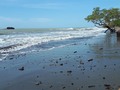 Río en Medio  Es una vereda del corregimiento de Broqueles en Moñitos.  Es una sitio maravilloso que ofrece un turismo para desconectarse y escapar del bullicio de la ciudad.  Hay pintorescas cabañas para alquilar y disfrutar del mar Caribe. Recorrer sus senderos rodeados de cultivos de plátano y cocoteros. Córdoba está lleno de lugares mágicos para disfrutar.