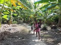 Río en Medio  Es una vereda del corregimiento de Broqueles en Moñitos.  Es una sitio maravilloso que ofrece un turismo para desconectarse y escapar del bullicio de la ciudad.  Hay pintorescas cabañas para alquilar y disfrutar del mar Caribe. Recorrer sus senderos rodeados de cultivos de plátano y cocoteros. Córdoba está lleno de lugares mágicos para disfrutar.