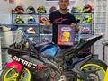 Y así cerramos la temporada 20 22🏁🏁en la final de la Copa @amsoil_peru @sbkdarkside con un P2.  Corrimos esta vez en una nueva categoría 160cc la cual íbamos ganando, lastimosamente la moto se apaga en plena curva ya que los cables con la que la encendíamos SE SALIERON🥶🥶 por perder la llave🚫🔑, igual nos vacilamos bien.  Un agradecimiento a @garagerr.pe store por dejarme correr con su #yamahar15v2 y una pronta recuperación a nuestro hermano @danypovea_42 quien tuvo una fuerte caída también en plena clasificación.   #r94 #livetoride #alpinestarsprotects #agvcorsar #160cc #yamahar15v2