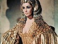 Imágenes que recargan nuestra inspiración •••Elizabeth Taylor con el icónico vestido de Cleopatra. Aunque este traje no es fiel al vestuario real, sin duda nos transporta a la magia y el encanto del antiguo Egipto.    ••• Elizabeth Taylor in Cleopatra's iconic dress!! Although this costume is not faithful to the royal wardrobe, it undoubtedly transports us to the magic and charm of ancient Egypt.