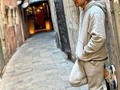 El jaguar siempre cuidando mis espaldas.🎵 Ando explorando otras calles con mis quarzos, cada día soñando debajo de la almohada.🎵  observando a Los Angeles caídos como corren como niños ya perdidos a buscar sus alas .🎵  pero con un peso más grande precida a la de una cruz que cargo hace tiempo mi pana.🎵  la misma piedra que tropiezas, no es la piedra del camino es la maldita rueda del Samsara.🎵  Y si viene el karma dale y pagale, ajusta y reduce tu condena .🎵  Hazte amigo de la musa que te salva no del ego que te atrapa que ambos no limpiaran tus penas. 🎵  Límpiate las lágrimas que deje mis cachorros en la selva .🎵   el jaguar es solitario mientras tanto acechando al diablo por que será mi próxima cena 🎵