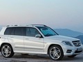 GLK 350 4MATIC - Combined fuel consumption: 8,6-5,5 l/100 km . CO2 emission: 199-143 /km. The data do not relate to an individual vehicle and do not form part of the offer; they are provided solely for the purposes of comparison between different types of vehicles. The figures are provided in accordance with the German regulation “PKW-EnVKV” and apply to the German market only.
