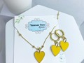 Los corazones siempre serán tendencia 💛   #accessories #hearts #necklace #earrings #fashiondesigner #vanessavera