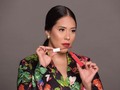 MI LABIAL ROJO FAVORITO ❤️   Super stay matte ink de @maybelline en el tono “Pioneer”.  Se viene la época Decembrina y el rojo no puede faltar en nuestros labios😍❤️ .  Aquí te dejo la mejor opción del mundo mundial ♥️ .  Es el rojo perfecto, su fórmula es bastante cómoda y dura la vida entera 🫶 .  Desliza el carrusel y guarda este post para que ubiques el rojo de tus sueños😍 .  Fotos : @ross_foto @rossphotonet   Peinado @bynohelyvega   Mi blazer @thebeauty_spam   #VanezaMakeup #redlips #red #lips #maybelline #makeup