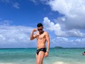 Qué mejor que aquello que logra contenerte a través del recuerdo de la existencia de un límite corporal, diciéndole a la energía “vas hasta aquí, modérate y logra un desempeño reflexivo en lugar de uno impulsivo”.  El agua y la piel.
