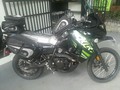 Klr 2014 de paquete con morral multi uso de tanque, maleta trasera dura de 44lts y otra impermiable, maletas laterales, chaleco raicing flay casco helement torc valviulas de 90 grados, base para moto marca oxford, parabrisas givi, linterna, cobertor impermiable, camisa kawasaki, todas las maletas son marca oxford  Persona que este realmente interesada le paso mas fotos.  Precio: 520  04248735687