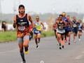El Running: más allá del deporte, mejora la autoestima y la confianza en uno mismo, contribuye a conocer los límites personales y a poder superarlos mientras se comprueba un progreso paulatino que, por ejemplo, permite que una persona que comienza corriendo 20 minutos varias veces por semana, termine participando en una maratón.  Pero no todo queda hasta allí…..   Practicar el running en pareja o en grupo fomenta habilidades sociales como la empatía, la comunicación, la motivación, la negociación y la persuasión  Entre los múltiples beneficios del running, este deporte ayuda a superar las dificultades laborales, familiares o de salud, y puede favorecer el rendimiento cognitivo y la capacidad de aprendizaje, frenando el deterioro de las funciones cerebrales, por lo que podría desempeñar un papel protector frente a enfermedades neurodegenerativas, gracias al efecto de ciertos mecanismos neurobiológicos, como el aumento de los niveles de BNDF en el cerebro, una proteína que estimula el desarrollo y mantenimiento de las neuronas, y de norepinefrina, un neurotransmisor que mejora la atención y la concentración.  Según los investigadores, las personas que realizan ejercicio físico intenso son capaces de aprender un 20% más deprisa, y pueden mejorar la retención a largo plazo de los conocimientos adquiridos en comparación con aquellos que aprenden en condiciones de sedentarismo.   Por otra parte, el running también puede mejorar las relaciones sociales, ya que aunque es una práctica deportiva que se suele realizar sin compañía, hacerlo en pareja o en grupo, fomenta habilidades sociales como la empatía, la comunicación, la motivación, la negociación la persuasión LA NOBLEZA EN EL CORAZÓN ♥️   #aniversarioTTR #TTRsaludable #runrunrun #somosrunners #runing #saludnatural #saludybienestar #todoterreno #todoterrenorunners #vidasaludable #somoscorredores