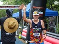 Correr aporta a tu organismo un extra de felicidad que no sólo se explica por causas químicas.   Te explicamos :   - Al fortalecer nuestro cuerpo, somos más capaces de afrontar los desafíos de nuestro día a día, lo cual aumenta la motivación.   - Trabajar en pos de un objetivo nos ayuda a tener una actitud más positiva. Aunque no siempre consigamos esa meta, del camino siempre saldremos más fuertes mentalmente.   - Correr es un acto social que nos permite disfrutar de la compañía y el apoyo de los demás. Unas fuertes conexiones sociales nos ayudan sin duda a ser mejores.   - Correr aumenta nuestra autoestima. Si nos queremos más como somos, seremos sin duda más felices.  ¡Vamos anímate y salgamos a correr!  #aniversarioTTR #TTRsaludable #runrunrun #somosrunners #runing #saludnatural #saludybienestar #todoterreno #todoterrenorunners #vidasaludable #somoscorredores