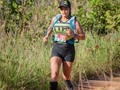 ¿Por qué es importante la fuerza mental en una carrera?  Cuando se corren los últimos kilómetros el cansancio se acumula con mayor pesadez en la mente que en las piernas, de ahí la importancia de la fuerza mental. - - Asimismo, la fuerza mental desempeña un rol fundamental durante los entrenamientos. Por ello, la preparación psicológica es un rasgo que no se debe dejar de lado cuando se planifican los entrenamientos. - - “El 80% del trabajo de un entrenador es apoyar la preparación psicológica del atleta. El deportista debe creer en sí mismo” - - ¿Cómo entrenar la fuerza mental?  1 Entrenar la mente.-   La sensación de fatiga llega a la mente mucho antes de que nuestras piernas estén al límite muscular. Este límite se puede ampliar con entrenamiento, acostumbrando a la mente a a minimizarla. Para ello, resultan fundamentales los entrenamientos largos, de 40, 50, y más kilómetros.  2 Estudiar la ruta.-   Conocer con anticipo el camino que se recorrerá durante una carrera ayudará al cerebro a tener en claro el esfuerzo que se avecina.  3 Disfrutar.-   Contemplar el paisaje y disfrutar la experiencia ayudan a mantener la fuerza mental  4 Visualizar el objetivo.-   Visualizarnos cruzando la meta es un ejercicio alentador.  5 Ser positivo.- Evitar los pensamientos negativos será clave. Igualmente es de gran ayuda motivarnos a nosotros mismos y alentar a los demás corredores.  ¡Vamos que si se puede ! 💪🏼🥰  #aniversarioTTR #TTRsaludable #runrunrun #somosrunners #runing #saludnatural #saludybienestar #todoterreno #todoterrenorunners #vidasaludable #somoscorredores