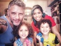 Descubrí que las cosas verdaderamente importantes no están allá afuera🔭  Descubrí que no alcanza el día para darles todo el amor que tengo para darles❤️ Descubrí que te preocupas más por tu familia (esa que está lejos) ⬆️⬆️➡️➡️➡️ Descubrí que me levanto más tarde si me quedó en casa y no me alcanza el día para darles todo mi amor 😂  Descubrí que a veces no se que día de la semana es 🤷🏻‍♂️ y la mente divaga entre martes y jueves 😂  Descubrí que el baño se ensucia con extrema facilidad 🚽  Descubrí que puedes barrer 3 veces la casa el mismo día y nunca parece que lo hiciste😂  Descubrí que los vecinos ponen en promedio más salsa baúl que salsa brava 🤷🏻‍♂️ Descubrí que el vendedor de platano grita un día: 10 plátanos por 60mil y otro día 8 plátanos por 60mil😂🤷🏻‍♂️ Descubri que puedo lavar el mismo baño que se ensucia con facilidad en 5 minutos 🚽  Descubrí que los chamos comen más de lo que tu creías 😂  En fin ✍️... Descubrí que una cuarentena es más que quedarse en casa 🏡 es una oportunidad para hacer lo que no haces desde hace rato y encontrar lo que si se te ha perdido 🙏🏻 "nosotros decidimos que vemos... Un vaso medio lleno o un vaso medio vacío" @anamariacoronado