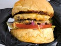 @victorpinedamorefood 👈 más detalles por aquí  . Hamburguesa doble carne, doble queso, tocineta, lechuga, tomate, cebolla morada, salsa de la casa 💥  . Delivery a toda Caracas . ¡Activos!