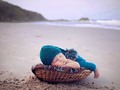 Llamada telefónica: * Si vienes a Margarita hacemos unas fotos bellas en la playa... Yo: . Queda muy lejos la playa de dónde tú vives? Ella: * La playa es prácticamente el patio trasero  Yo: . Jagueeeeeno  Y así...