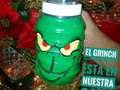 El GRINCH está en casa ! En nuestra casa siempre hay 1 Grinch que no le agrada la mejor época del año 😑😑 pero que tal que sí con un #vidroplastic lo convencemos de disfraces sus bebidas con el estilo que le gusta ! 😍😎🍻. Que esperas para ordenar ? 🍻. . 📲 Whatsapp:0412-160-79-77 o diret 📧. . 🔴Envíos nacionales🌎 @tealcavzla . Contamos con delivery en Maracaibo 🚖
