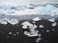 Eisbrocken, die vom Geltscher abbrechen und in der Jökulsárlón Lagune landen, werden von der Strömung ins Meer gespült und an den schwarzen Sandsstrand. Daher der Name „Diamond Beach“. #diamondbeach #iceland #island #ice #glacier