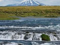 Über dem Wasserfall Ægissíðufoss erhebt sich der Vulkan Hekla. Island, 2022.