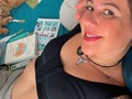 “Entre libros, mimos, y los miles de pensamientos que pasan por nuestra cabeza” Nunca jamás nos detenemos a reparar lo Maravilloso que es nuestro cuerpo y si tan solo pudiéramos conectarnos con la respiración pudiésemos entender que es un verdadero milagro hasta haber llegado aquí… solo hasta que suceden ciertas cosas que nos hacen perder el confort es cuando un día cualquiera empezamos a valorar cada cosa que hace parte de nuestro santuario, solo hasta que sentimos dolor podemos anhelar estados de calma donde no pasa nada dentro de nosotros y queremos sentir que todo está bien. Algunas veces nos sentimos tan inconformes que buscamos cambios “extremos” perfilados en la supuesta belleza de la mujer desconectándonos de eso lindo qué hay dentro de nosotros perdiendo el control de cada parte nuestra! Hace algunos años inventé cambiar la armonía de mi cuerpo buscando la supuesta feminidad de poder verme quizás más voluptuosa poniéndome así más “senos”! Puedo decir que me sometí a 3 cirugías seguidas ya que mi cuerpo las rechazaba cada año! Hasta que la última cirugía que se adaptó me hizo pensar mil cosas que tampoco decidí en su momento, venía sintiendo ciertas picadas y dolores que me hicieron replantearme el porqué jugar y postergar algo lo cual yo había decidido hace algun tiempo y cual era mi negligencia al esperar más días si lo haría de igual manera! Esta ha sido una de las tantas decisiones de mi vida que más me ha hecho feliz volver a conectar conmigo, con mi cuerpo, además de agradecer que estoy sana y es algo que no tiene precio! Estuve en las mejores manos y plenamente convencida de que esa era mi decisión para lograr sentirme tranquila conmigo misma., siento que cuando estamos mucho más conscientes de eso mágico que somos podemos valorar inmensamente de que estamos hechos…🫶🏻 @fredymurciacool infinitas gracias