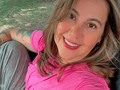 Alguien dijo por ahí “que el olvido estaba lleno de memoria” y yo confirmo!  Jamás te permitas cansarte de lo mágico que eres… solo porque a alguien se le ocurrió hablar de ti. Nunca renuncies a eso que tramites… probablemente alguien necesita escucharlo para salir de su dolor. Intenta dejar huella donde vayas… las personas siempre tienen algo que decir desde su desconocimiento. Es mejor tener calma en el alma, que tener la razón… se llega un momento de la vida que ya no importa desgastarnos en ciertas cosas. Ama, entrégate, permítete… si no vas a entregar lo mejor de ti, mejor corre. No tenemos que demostrar a nadie lo que somos… con que te lo creas tú es suficiente.  Aléjate de todo lo que no sume a tu vida…podría retrasar no solo tus procesos si no tus regalos merecidos. Y recuerda vivir intensamente cada día de tu vida como si este fuese el último aquí en este mundo llamado tierra. 🫶🏻