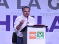 PARA ENARBOLAR LAS BANDERAS DE LA LIBERTAD Y DEMOCRACIA, SOMOS LA ALTERNATIVA: @leninperezr @udccoah @coahuilaverde BOLETÍN 29 / 01 de mayo de 2023 Saltillo, Coah. - Sí hay otra alternativa dijo LENIN PÉREZ a los priístas, panistas, perredistas, udecistas y a los ciudadanos sin Partido. La Alternativa está en UDC-PV, que no hemos llegado a la hora de las victorias fáciles, sino hemos permanecido en la lucha por acabar con el autoritarismo y "Enarbolar las banderas de la libertad y democracia en Coahuila".   En su participación en el segundo debate convocado por el IEC, celebrado en el Museo del Desierto, LENIN PÉREZ propuso, entre otras:  ➡️ Privilegiar una política de la prevención en materia de seguridad;  ➡️ Una política agresiva para detonar la actividad turística con la generación de empleos;  ➡️ Alianza con el sector privado con estímulos fiscales para que brinden los espacios de empleo a personas con alguna discapacidad;  ➡️ Reducción de los indicadores de pobreza extrema en Coahuila con la dotación de servicios de agua potable, drenaje, electrificación y educación;  ➡️ Generar una Central de Abastos de Medicamentos; crear la Subsecretaría de Salud Mental, Unidades Móviles y Farmacias de Unidad;   Durante su participación LENIN PÉREZ en los temas: Gobernanza y Seguridad; Desarrollo Social y Salud, lamentó el que, ni la Federación ni el Estado reconozcan los problemas de inseguridad, adicciones y narcomenudeo que existe en Coahuila.   PROPUSO en el tema de Gobernanza y Seguridad el fortalecimiento de la corporación, nivelación salarial, exámenes de confianza y privilegiar la prevención del delito. Pidió al senador con licencia, pelee para que la Federación regrese a los Estados los recursos en materia de seguridad.  A pregunta ciudadana en materia de INCLUSIÓN y Desarrollo Integral para personas con alguna discapacidad, aseveró, que hará una ALIANZA con el Sector Privado, con estímulos financieros para que brinden espacios de desarrollo laboral, y logren sostener a sus familias.  En Desarrollo Social y Salud, sostuvo que, Coahuila tiene una enorme desigualdad social, porque casi un millón de personas viven en la pobreza extrema...