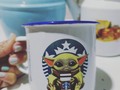 Que la fuerza de acompañe hoy 💪🏻 Se ha demostrado científicamente que el café tiene el poder de mejorar tu día jajajajjaa  Y si lo tomas en un pocillo de peltre personalizado te puede hacer hasta feliz .. 😏 Escríbenos al WhatsApp  0412-5595296  #pocillo #tazasdepeltre #tazasdepeltrepersonalizadas #regalosperdonalizados #voltealaarepa