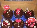 Seremos tus cómplices Perfecto... A solo 1 día para celebrar #sanvalentinesday 😍 qué esperas celebra con nosotros contáctanos +56930302998 🧁🎁🍱🎂🎈 #cajascupcakes #cajassorpresas #cajaspersonalizadas #cajademaderapersonalizada 👌