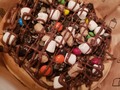 Quédate en Casa y nosotros te lo llevamos 🚲🛵 Nuestro #wafflehouse el Favorito de todos... 🤤🧇 Contiene Waffle + Nutella + Oreo + MixDeChocolate + Malvavisco + Pirulin 🙊 #yoquiero 🙋‍♀️ Una Explosion de Sabores... 🔥 #contáctanos 📲 #deliveryservice 🚲🛵 #quédateencasa #waffles #wafflesdulcesysalados #waffles #santiagocentro #chile