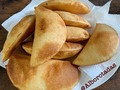 A los Venezolanos hay un talento que se les desarrolla a través de los años, y es saber de qué es una empanada con sólo verla. . No es fácil! Yo aún no tengo ese talento desarrollado, sólo tirándola a pegar es que logro adivinar. . Tú si lo tienes? Demuéstralo! De qué son las empanadas? . ❤️ a los comentarios que la peguen! 📷@Alborotadas