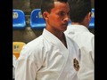 Muchos no entenderán lo importante que es esta foto para mi y no leerán todo esto. Pero no es solo la imagen, sino lo que esta detras de ella. Este año 2015 fue muy duro para mi a nivel competitivo debido a que tenia muchas cosas en contra, gente que desconfiaba, decepciones de amistades, etc., pero tambien cosas a favor como el apoyo incindicional de mis padres, mis hermanos, familiares, entrenador y amigos. Los primeros meses del año no me fue bien competitivamente hablando, ademas de clasificar a los Juegos Nacionales, no pude lograr subir a ningun podio, sin embargo con la ayuda de Dios principalmente y la de mis padres pude reponerme y entrenar mas fuerte cada dia comprometiendome conmigo mismo para no fallarme y aun cuando algunos ya habian perdido todas las esperanzas en mi, en la Copa Simon Bolivar pude lograr subir al tercer puesto (del cual estoy orgulloso) de mi categoria. Sin embargo esta foto no es de ninguna de las rondas que gane, sino de la que perdí, y por eso la monto porque debo aceptar que no siempre de gana, que muchas veces se pierde, pero que siempre hay que levantarse con mas fuerza. Una vez culminados todos los compromisos competitivos del año debo agradecer a mis padres Nilda y Cesar, a mi hermano @cesar_daniell a mis entrenadores Luis Alberte y Mike Malatesta @academiamiyagiken, a los enanos y no tan enanos del @dojomkn y a todas aquellas personas que siempre tuvieron fe en mi, aun cuando mis resultados no fueran tan buenos. Debo asumir que este último mes pense en retirarme de las competencias definitivamente, pero gracias a mi hermano @cesar_daniell a amigos como @josemartinezk @rebeferrer @raigmkn @clementemiguel a mis alumnos y otros que me han dado concejos muy oportunos, hoy decido darme otra oportunidad, por mi y por mi gente. Oss  #menosselfiemashistorias  @streetmarketing