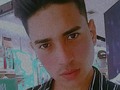 Mi rostro está lleno de telarañas, de un color azul amarillento claro E incluso con un ojo abierto, bueno, todo lo que veo eres tú Dejé mis ilusiones en la puerta porque no puedo llevarlas conmigo también Sé que mi corazón aún lidia con una maleta, pero no puedo cargar más con ella