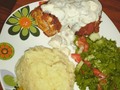 Cómo cuando mi madre me pide algo rico de almuerzo, Gordon blue en salsa banca, puré de papas y ensalada #gordonblue #salsaalfredo