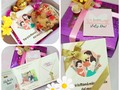 💕💐༶ TARJETA DÍA DE LA MADRE༶💐💕 •Para esta fecha tan Especial y para la PERSONA MÁS ESPECIAL DEL MUNDO🌍 ( MAMÁ🤱), Tenemos este hermoso detalle de Tarjeta con Accesorio, que puedes Personalizar con lindo Mensaje y una Foto significativa para ella🎁🥹✨  💛INCLUYE : Tarjeta Personalizada, Cadena, Bolsa de Galletas, un Chocolate y Una Hermosa Caja Decorada✨  💛 Tenemos Más Opciones de Cadenita y el Precio Varía según la Referencia que escojas ☺️💕  Se toman pedidos sólo hasta el Viernes✨💗 ---------------------------------------------------------------------------- 🛵𝑫𝒐𝒎𝒊𝒄𝒊𝒍𝒊𝒐𝒔 𝒆𝒏 𝒍𝒂 𝑪𝒖𝒊𝒅𝒂𝒅 𝒅𝒆 𝑷𝒂𝒍𝒎𝒊𝒓𝒂 🌴 📦 𝑬𝒏𝒗í𝒐𝒔 𝑵𝒂𝒄𝒊𝒐𝒏𝒂𝒍𝒆𝒔 📲 𝑷𝒆𝒅𝒊𝒅𝒐𝒔 𝒂𝒍 𝑾𝒉𝒂𝒕𝒔𝒂𝒑𝒑 ③①⑥⑧①⑤⑧⑤⓪⓪✨✨ ❤❤❤❤❤𝓤𝓷 𝓐𝓶𝓸𝓻 𝓪 𝓟𝓻𝓲𝓶𝓮𝓻𝓪 𝓥𝓲𝓼𝓽𝓪❤❤❤❤❤