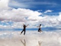 Estos si pareciera estar en el cielo, pero en realidad se encuentran en el salar de Uyuni que se extiende por más de 9,600 kilómetros cuadrados, convirtiéndolo en el desierto de sal más grande del mundo, según cuenta Buzzfeed