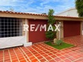 🏡 Casa en Venta 📍 Sector Doral Norte ⚡️ 58.000 💫 Calle cerrada una sola planta  360 mts2 de terreno 🛏 4 Habitaciones 🛁 4 Baños y medio 🚘 4 puestos de estacionamiento  Sala, comedor a desnivel Cocina con tope y salpicadero de Granito Área de estar o de reuniones Amplio lavadero Tanque con sistema Hidromatico (10.000Lts), Sistema de alarma con cercado eléctrico, 1 Aire Acondicionado Central de 5 toneladas, 1 A/A Split, Portón eléctrico, Pisos de Porcelanato interno y externos de caico  Yanireth Sánchez 🎙️0414-6388235 #remaxmillenium #vivecomosueñas