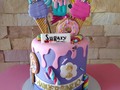 Una colorida cuchitura para celebrar el 2do aniversario de mi querida @sugarycab_ que sea por muchos años más de éxitos! 🥳💝🥰 #candycake #tortadegolosinas #fondantcake  #aniversario  #cabimas  #celebracion  #instacake  #hechoconamor