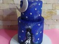 Me encanta mucho este tema para celebrar la vida🌛🌌 La niña pintada a mano por mi hermosa hija @mariavma_08🥰💖 #mooncake  #tortamedialuna #fondantcake  #cabimas  #hechoconamor  #pintadoamano  #celebracion  #instacake