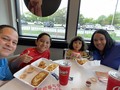 En el cumpleaños de mi hijo le gusta comer en su sitio favorito @raisingcanes