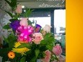 Rosas, crisantemos y alstromelias con un toque chocolatoso Tenemos para ti 💐Flores 🎈Globos 🍓Frutas🍴Catering ✔ Organización-decoración de eventos y ➕  Somos ➕ que flores, Creamos inolvidables momentos 🕒 24/7📞📱 🚚 a todo Panamá  Somos @floresdelalmapanama y @artenglobospanama ¡Contáctanos! 📞 60204987 61041198 69042380  #bouquet #arreglosconglobos #floraldesign #crisantemos #happybirthday #birthdaygirl #valentines #whiteroses #rosas #oasisfloralproducts #flores #cumpleaños #eventospanamá #rosas #flowers  #floralarrengment  #floralartist #bouquet #floralbouquet #panamá #floralfix #paraella #eventos #forher #aniversarios  #anniversary #decoracióndebodas #arreglosdeflores #birthday #panamá #roses #cadbury #chocolate