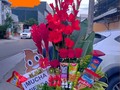 Jajaja mucho se aprendió (abajo les explico), Gracias a un romántico teatrista que trajo su idea, porque siempre es un placer hacer realidad todo lo que la creatividad nos arroje.  Y bueno esta frase la fui a buscar en Interne todo y la explicación que nos dieron para poder compartirla con ustedes  Nadie desea buena suerte en un teatro; da mala suerte. En su lugar se utiliza otras expresiones como «Toi toi toi», «Hals und Beinbruch!» (en alemán: ¡Rómpete el cuello y la pierna!), «Break a leg!» (en inglés: ¡Rómpete una pierna!), «In bocca al lupo» (en italiano: En la boca del lobo, empleada sobre todo en el mundo de la ópera),  Pero la forma de desear suerte en el mundo de la escena más llamativa -y más empleada- es una expresión escatológica con una larga tradición: «Mucha mierda».  Existen varias teorías sobre el origen de la expresión, y ninguna se pone de acuerdo tampoco sobre la época y el lugar en que se empezó a utilizar. La que tiene más visos de realidad es la que la remonta a los siglos XVII y XVIII, cuando las clases más adineradas acudían al teatro en coches de caballos. Cuanto mayor era la presencia de equinos -que no se recataban en vaciar sus intestinos mientras aguardaban a que sus amos terminaran de ver la función-, mayor era también el número de espectadores con posibles, que eran los que, al arrojar como era costumbre monedas al escenario según le gustara más o menos la obra, incrementaban el beneficio de actores y empresario. En definitiva, a mayor número de excrementos de caballo mayor recaudación.  La segunda teoría que algunos defienden se remonta a la Edad Media. En aquella época el teatro era itinerante; los artistas viajaban de pueblo en pueblo (por aquel entonces la higiene no era una de las prioridades del ser humano) y ver mucho estiércol en la entrada de las poblaciones significaba que seguramente se celebraba algún evento -feria o mercado- que reunía allí a mucha gente.  Somos tu centro de Inolvidables Momentos 💚  Personaliza tus  💐Flores  🎈Globos 🍓Frutas 🍴Catering  📝 Eventos Y mucho más  Servicio A Domicilio📞 60204987  Somos @artenglobospanama Y @floresdelalmapanama
